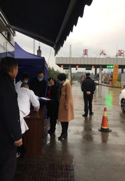 临巴镇高速路出入口防控哨点个人防护、消毒等监督检查