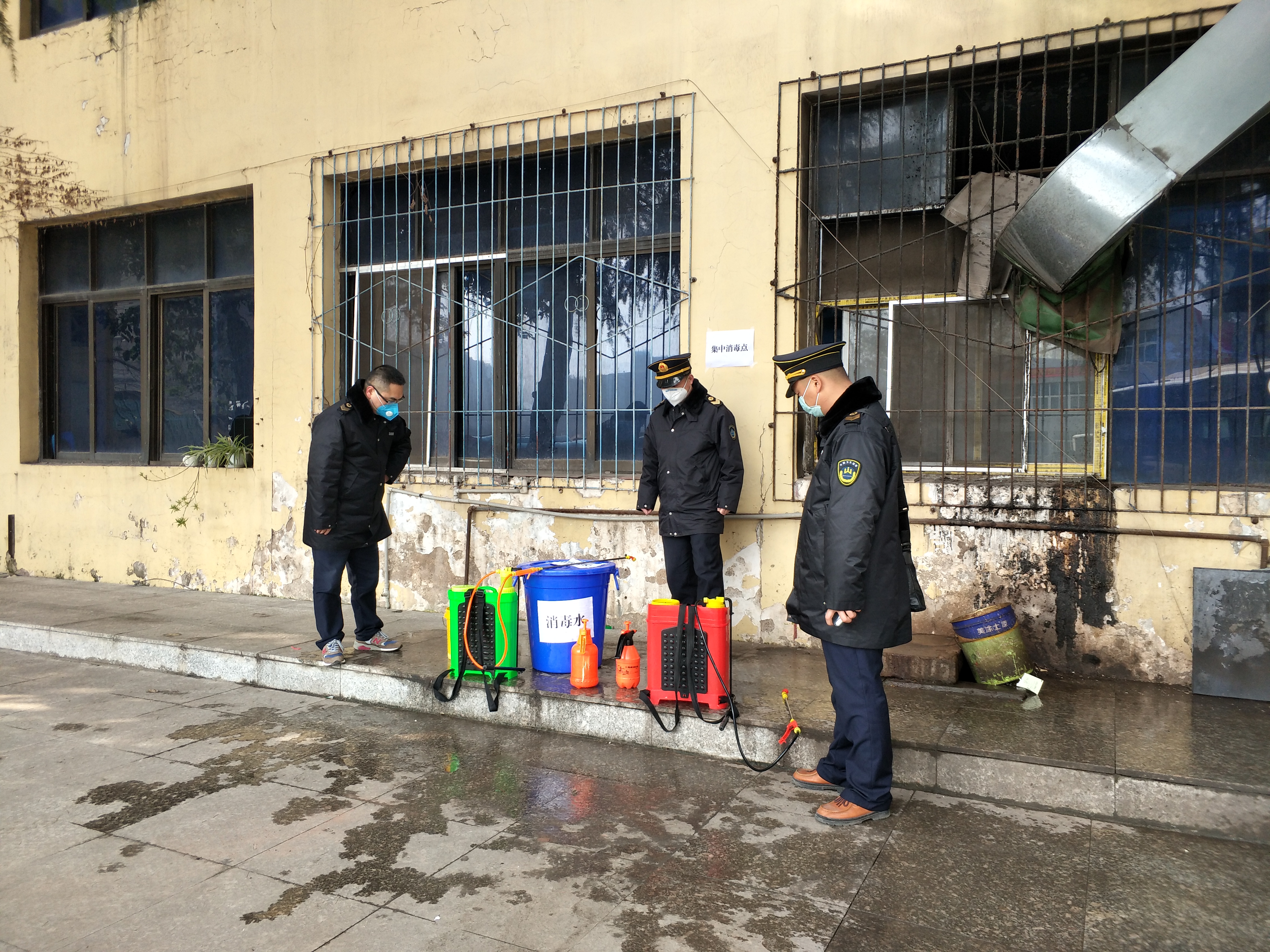 2020年1月29日，检查肖公庙公交车站车辆消毒情况。